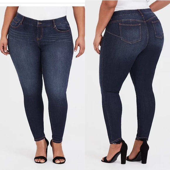Torrid Sz 24 BOMBSHELL SKINNY JEAN - PREMIUM STRETCH DARK WASH